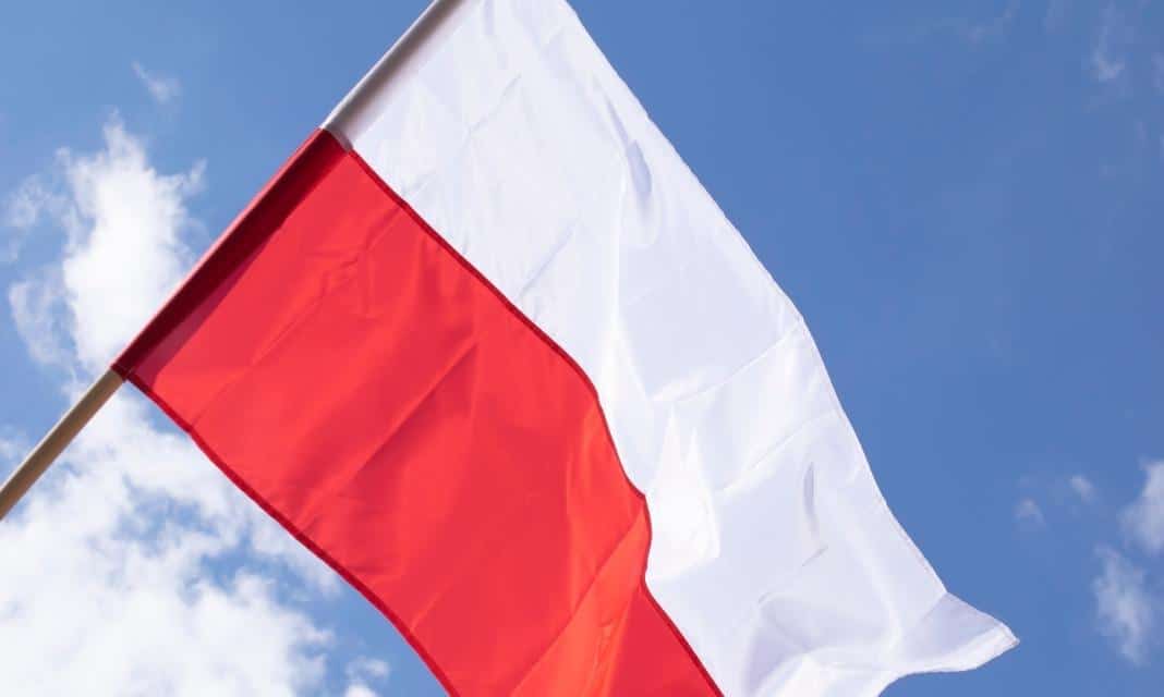 Dzień Flagi Rzeczypospolitej Polskiej w Kamieniu Pomorskim: co to za święto, jak je uczcić i co robić?